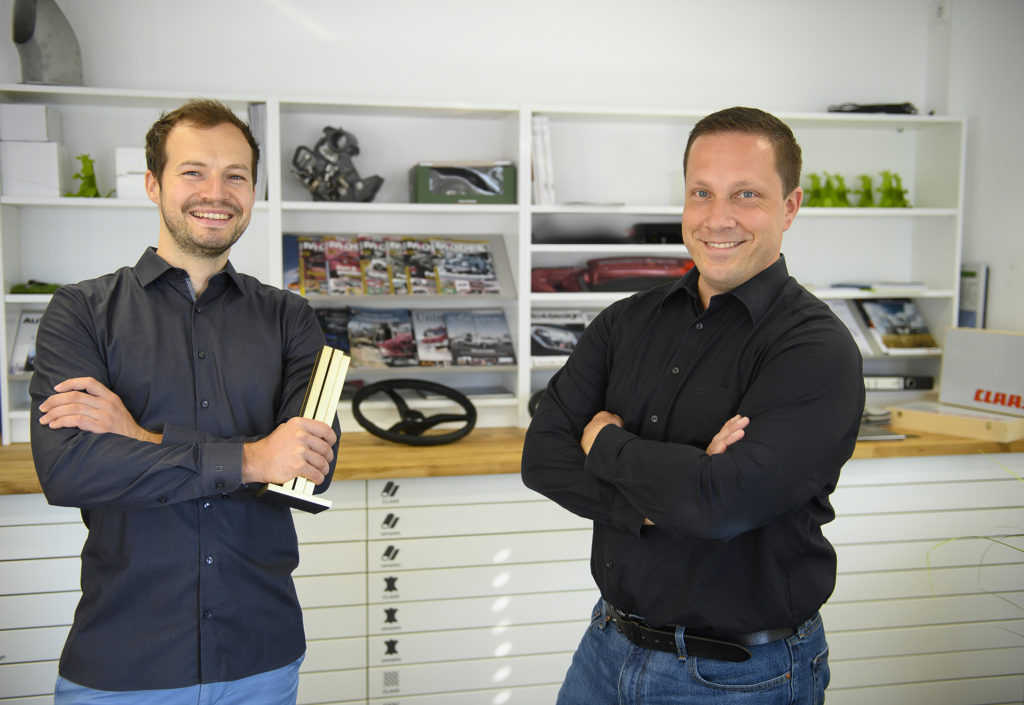Томас Вагнер (вляво) и Ален Блинд получиха награда iF Design Award за комбайн LEXION