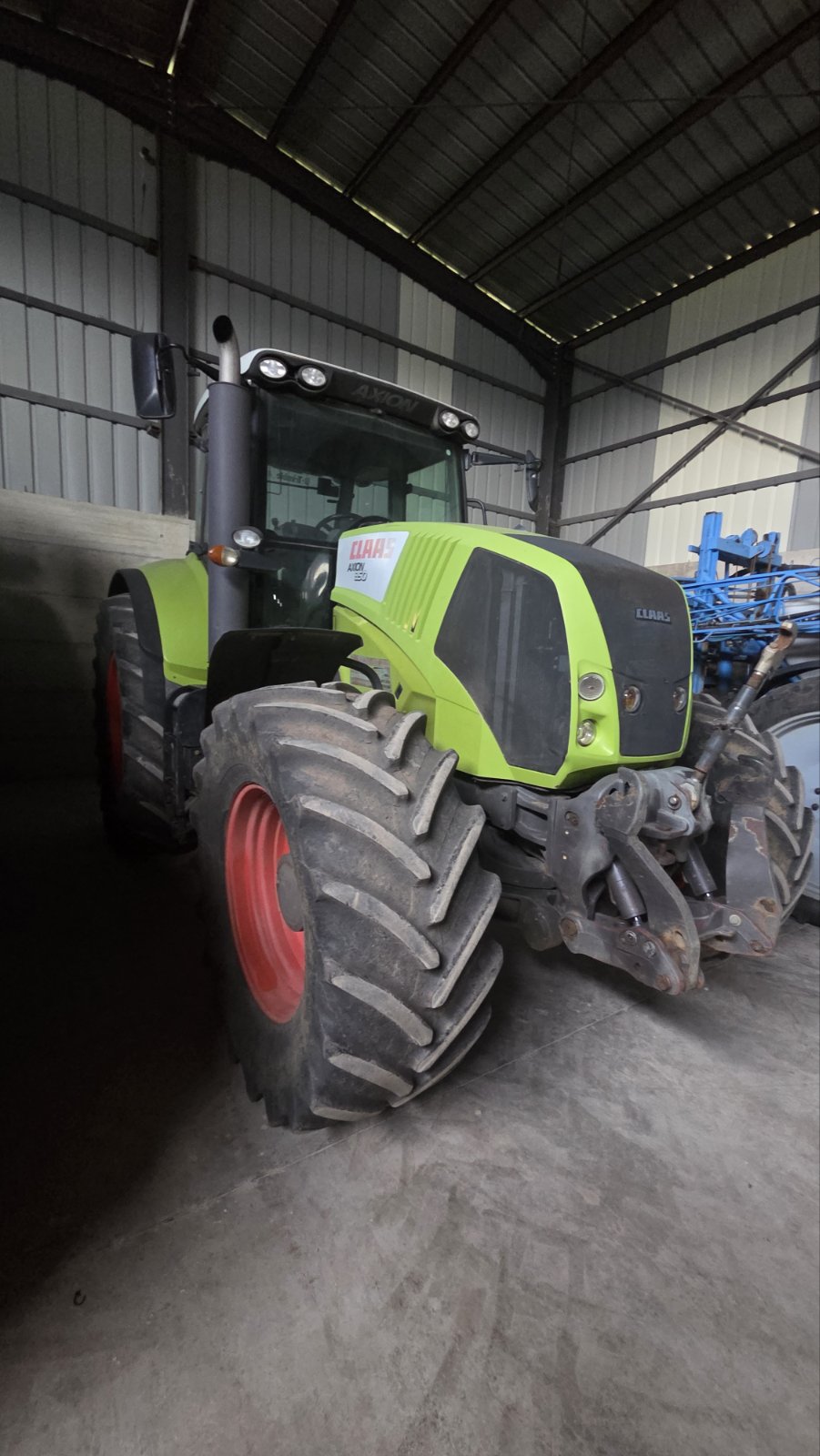 Трактор марка CLAAS модел AXION 850