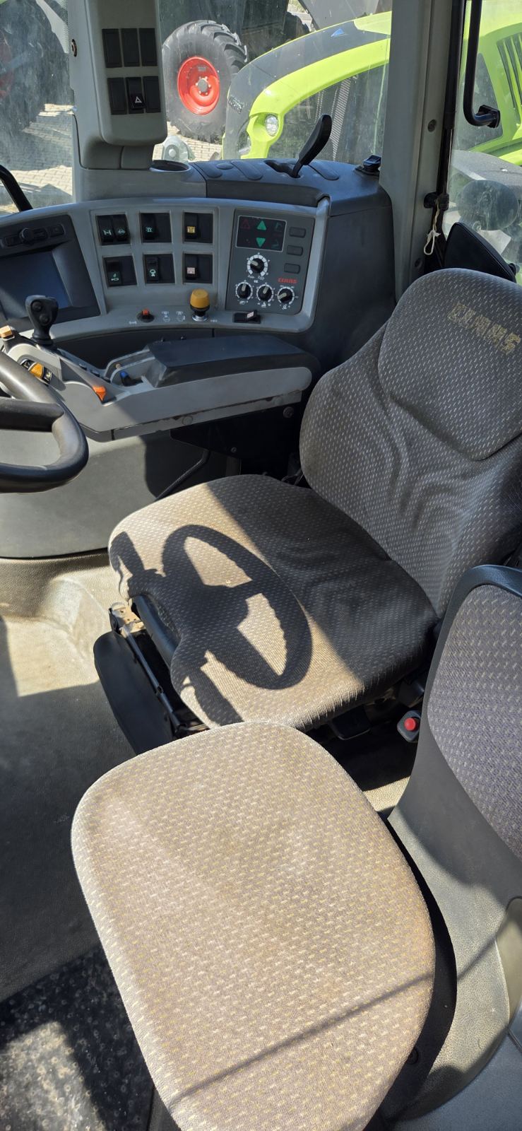 Трактор марка CLAAS модел AXION 850 - Image 4
