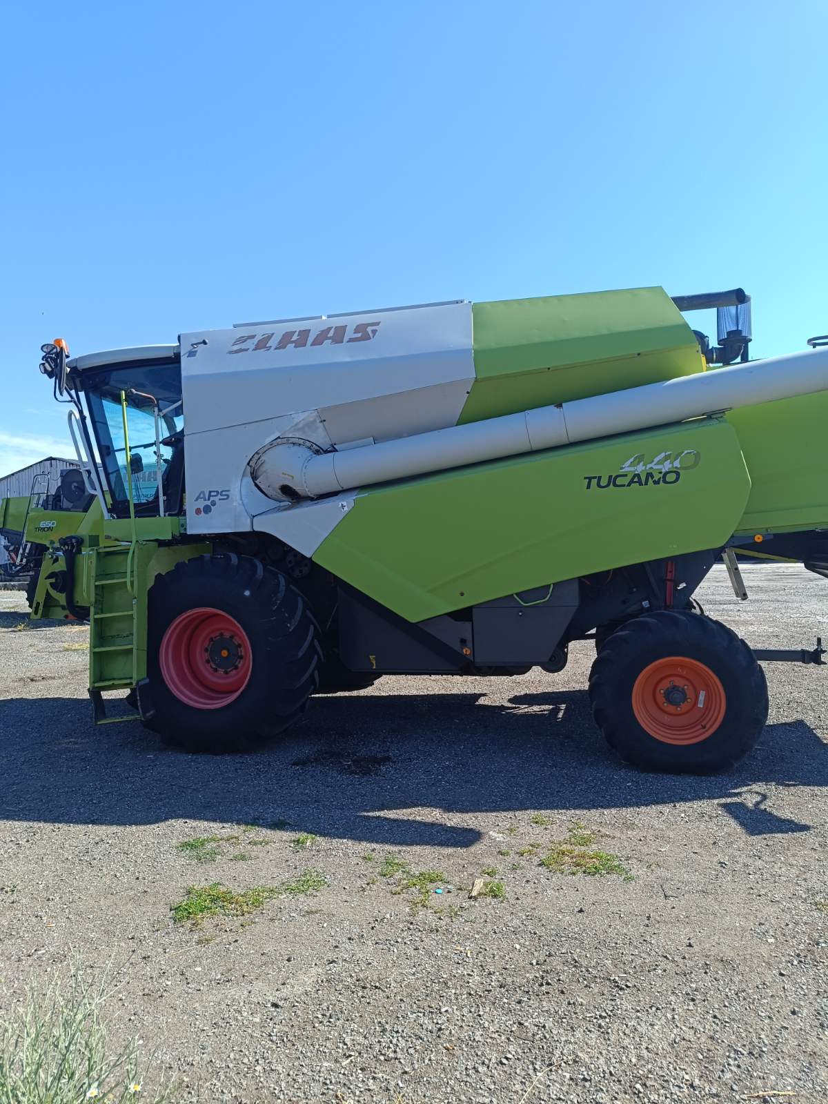 Зърнокомбайн марка CLAAS модел TUCANO 440
